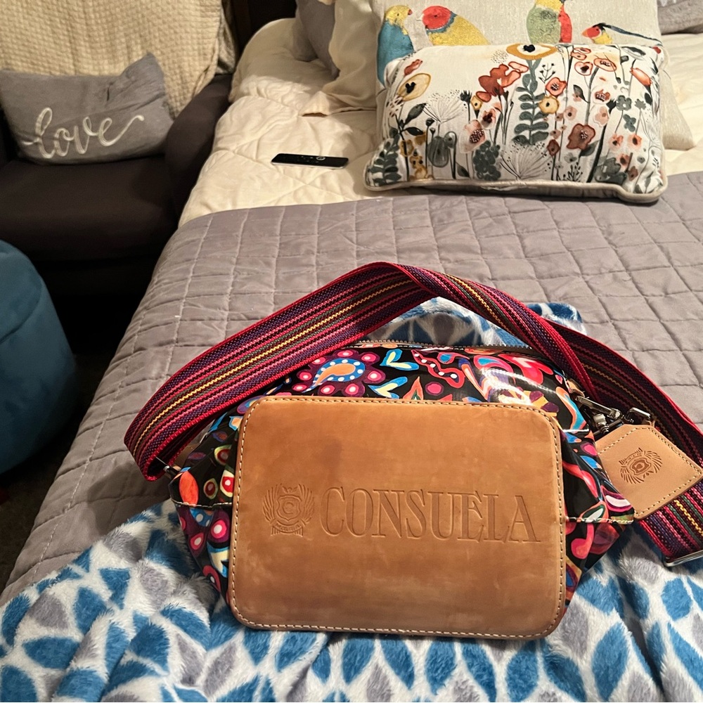Consuela name brand -Texas brand. Crossbody Bag - Multicolor. - Picture 6 of 12